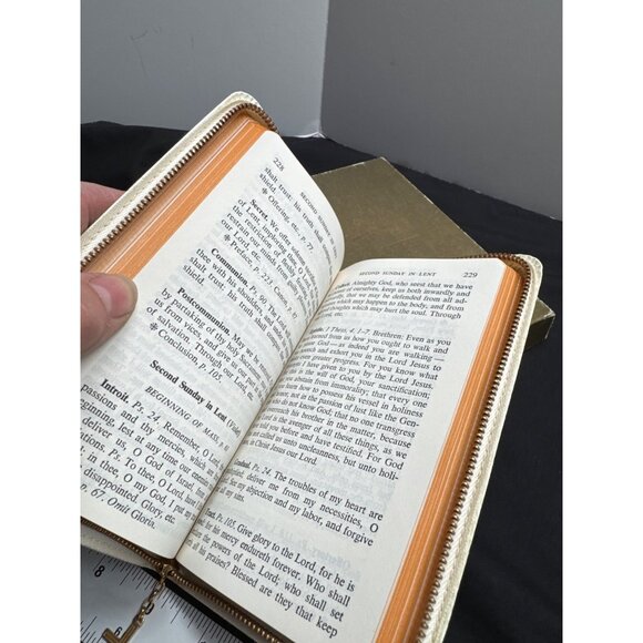 Vintage 1956 Catholic Sunday Missal With Gold Cross & Zipper Closure - Picture 13 of 14